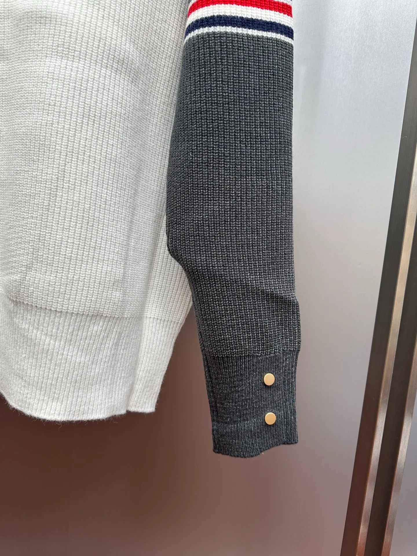 🔥P190💰Thom Browne Polo 1:1 ， ， ， 。 Light Gray ， Cream White Polo ，Retro 。Gold ， ； Classic ， 。 ， ， ， ， 、 。 size：M-4XL